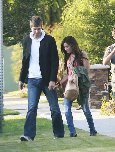 Ashley+Tisdale+Boyfriend+Leaving+House+CLcl7xARah3l.jpg