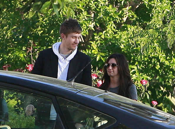 Ashley+Tisdale+Boyfriend+Leaving+House+nJUKrhca01Wl.jpg