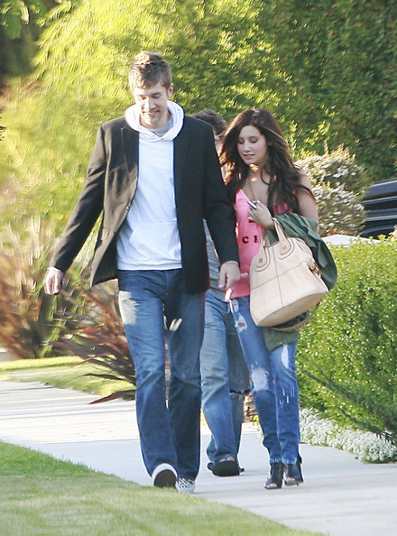 Ashley+Tisdale+Boyfriend+Leaving+House+Tek0mKUevuLl.jpg