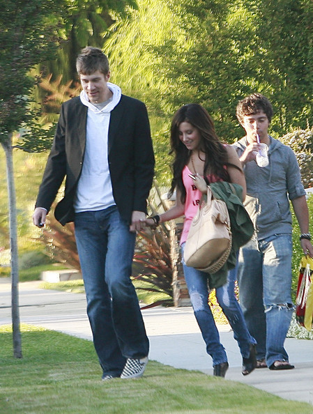 Ashley+Tisdale+Boyfriend+Leaving+House+VE380CDX8gzl.jpg