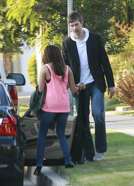 Ashley+Tisdale+Boyfriend+Leaving+House+YUaDOnUk4Sfl.jpg