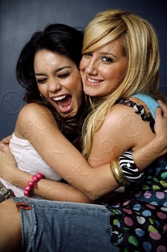 vanessaannehudgens_net_modeling2006-ashleytisdale008.jpg