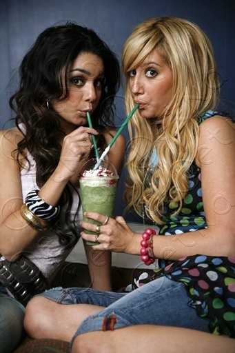 vanessaannehudgens_net_modeling2006-ashleytisdale006.jpg